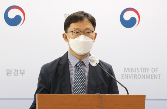 이상진 환경부 물이용기획과장이 15일 오전 세종시 정부세종청사에서 수돗물 유충 발생 대비 전국 정수장 위생관리 실태점검 결과 내용을 발표하고 있다. 연합뉴스